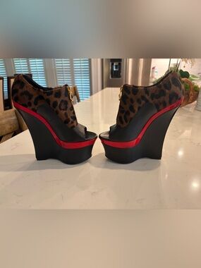 Versace Pony Hair Platform Heels in Leopard Print. Size 35.5 or U.S. 5.5